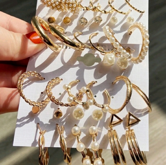 18 pairs Faux Pearl Gold Earrings - Picture 3 of 3